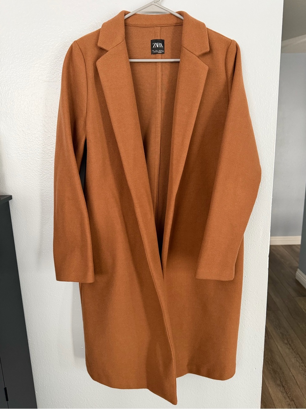 Zara camel-brown lapel coat features a minimalist design size L